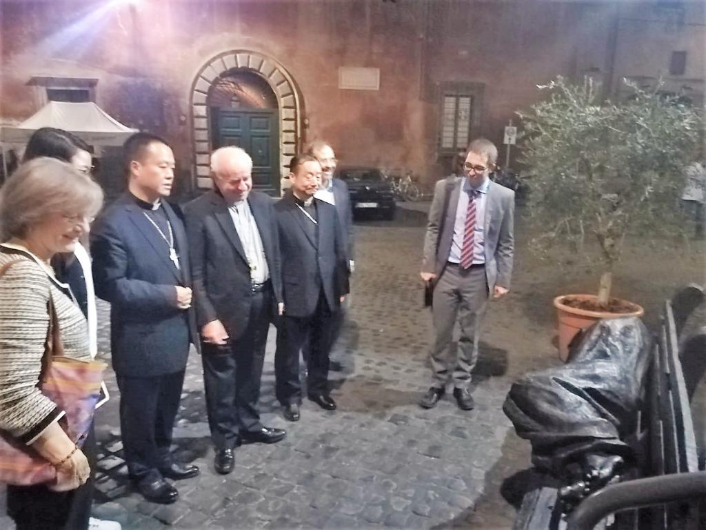 Sinode - Uskup Cina mengunjungi Sant'Egidio dan menghadiri doa malam di Gereja St. Maria Trastevere